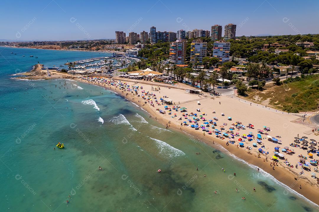 Vista aérea da praia de Dehesa de Campoamor, Alicante durante o dia ensolarado de verão. Costa Branca. Espanha. Conceito de viagens e turismo.