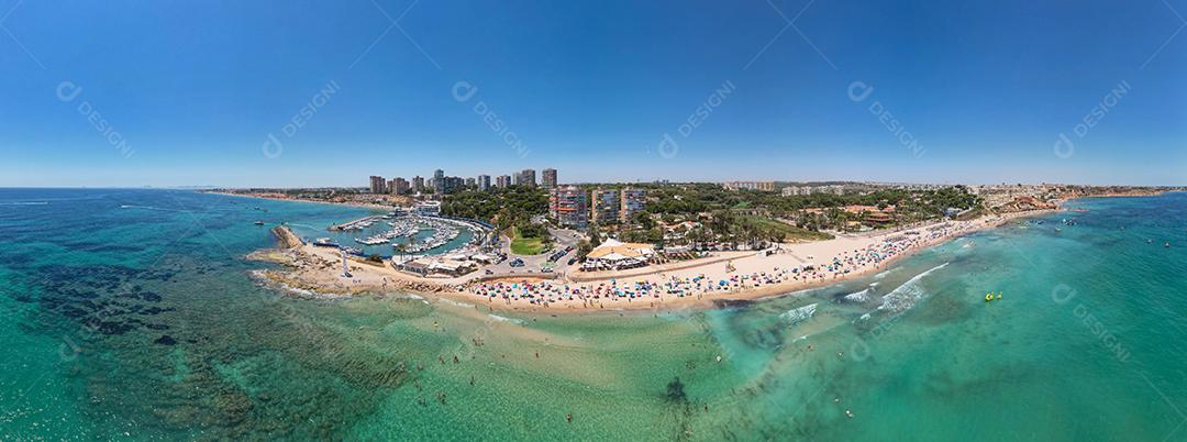 Vista panorâmica da praia de Dehesa de Campoamor, Alicante durante o dia ensolarado de verão. Costa Branca. Espanha. Conceito de viagens e turismo.