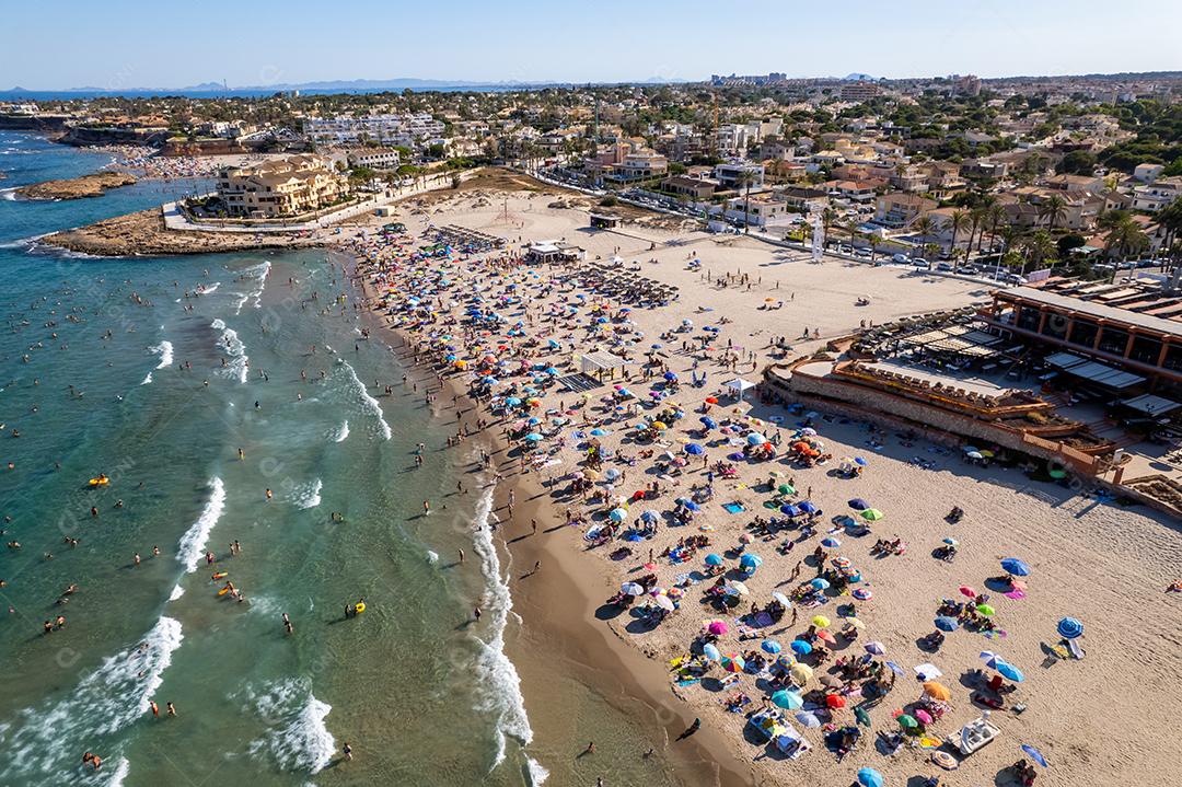 Vista aérea de La Zenia, Orihuela durante o dia ensolarado de verão. Costa Branca. Espanha. Conceito de viagens e turismo.