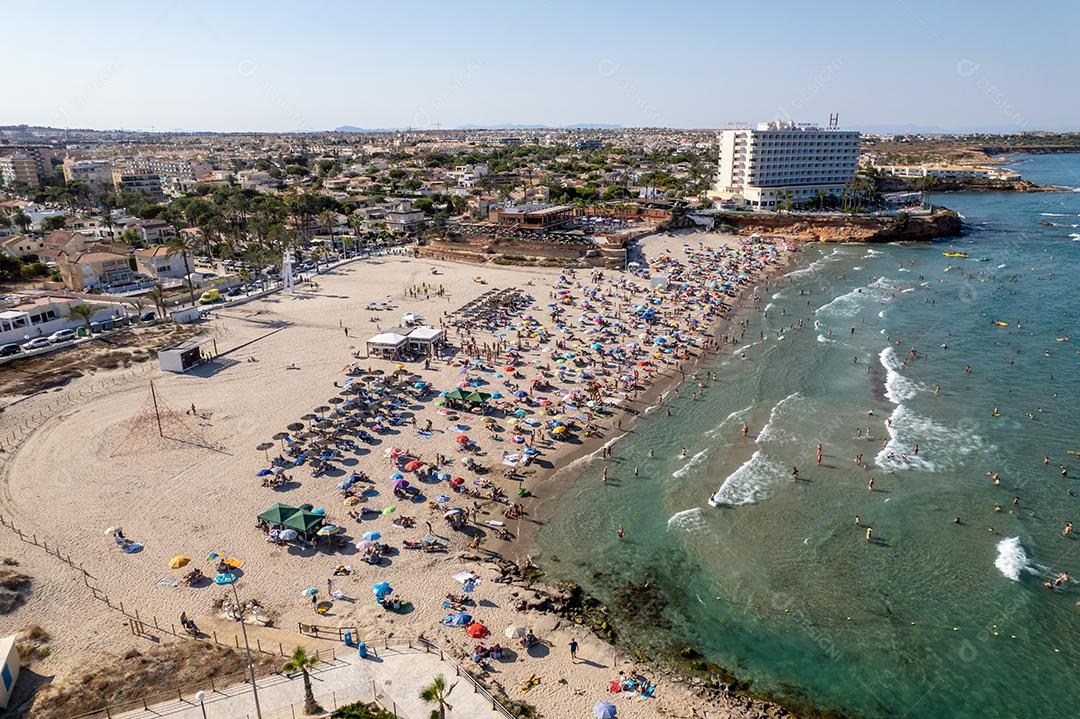 Vista aérea de La Zenia, Orihuela durante o dia ensolarado de verão. Costa Branca. Espanha. Conceito de viagens e turismo.