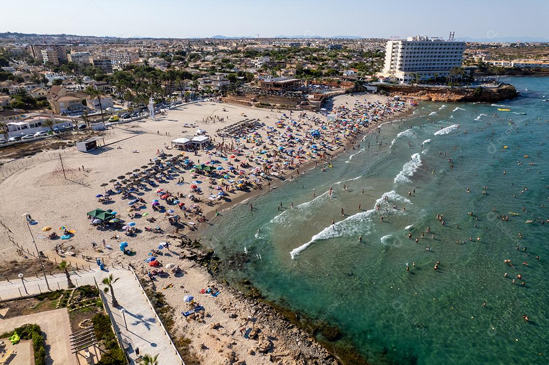 Vista aérea de La Zenia, Orihuela durante o dia ensolarado de verão. Costa Branca. Espanha. Conceito de viagens e turismo.