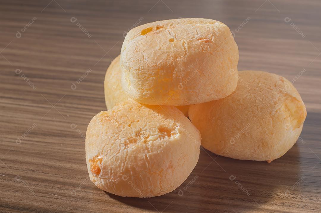 Pãezinhos de queijo em uma mesa de madeira tradicional pão de queijo brasileiro muito famoso no estado de Minas Gerais.