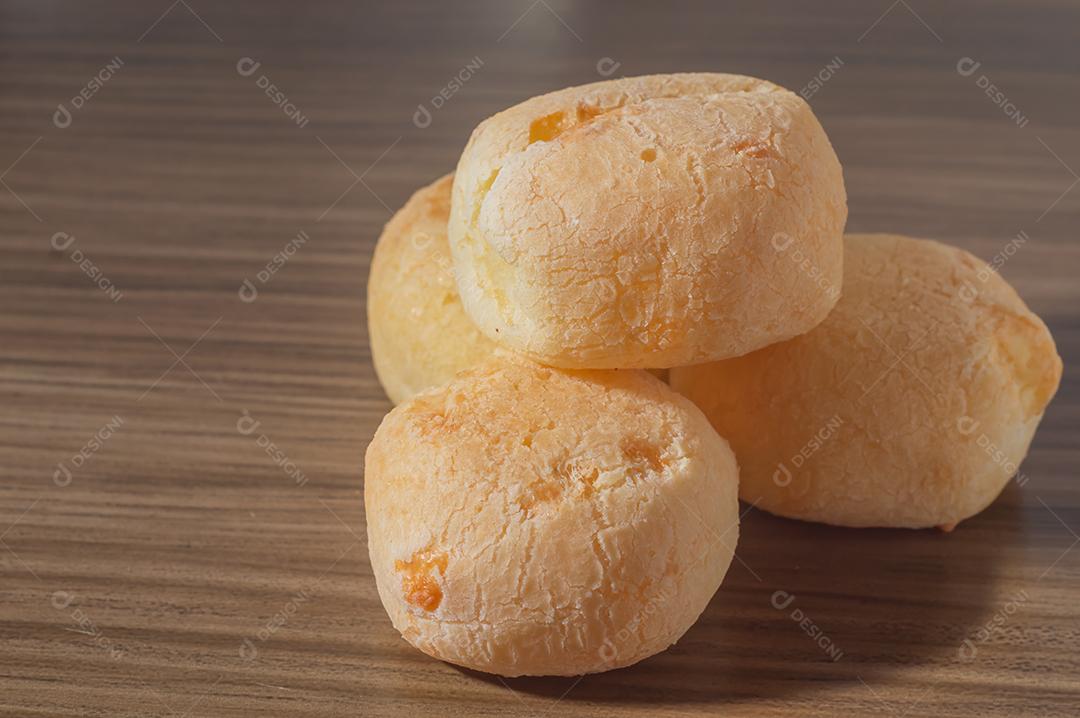 Pãezinhos de queijo em uma mesa de madeira tradicional pão de queijo brasileiro muito famoso no estado de Minas Gerais.