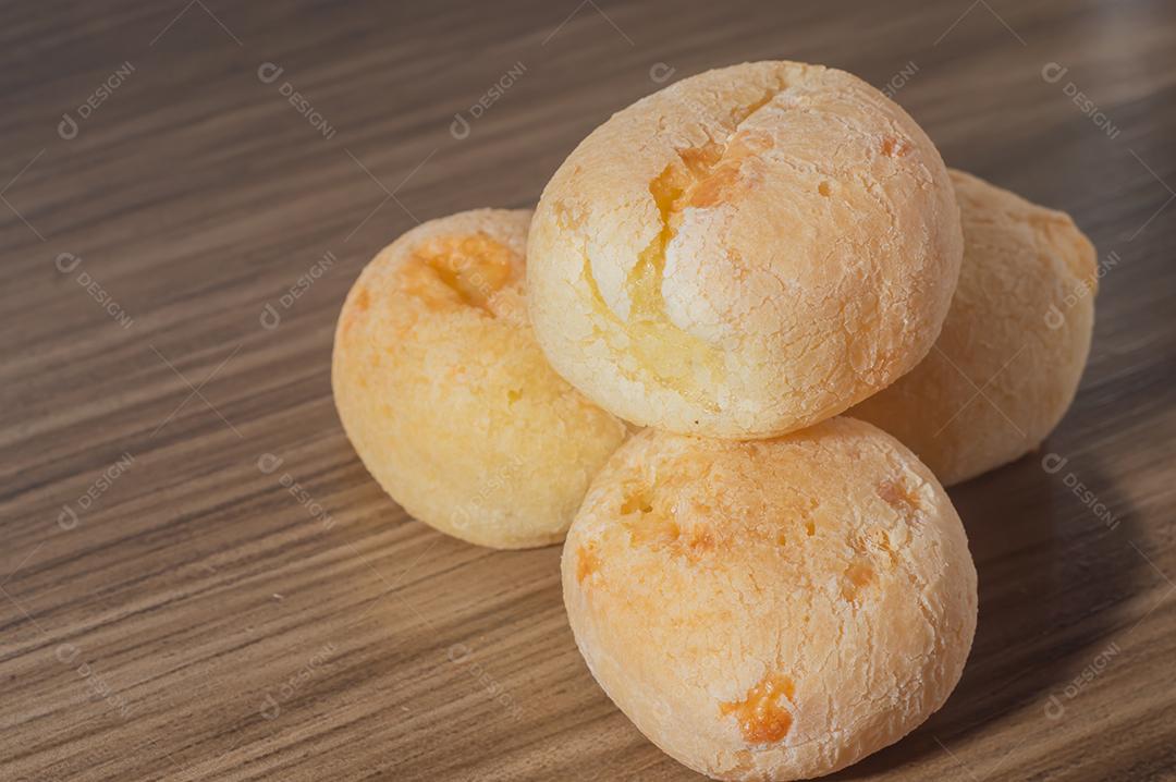 Pãezinhos de queijo em uma mesa de madeira tradicional pão de queijo brasileiro muito famoso no estado de Minas Gerais.