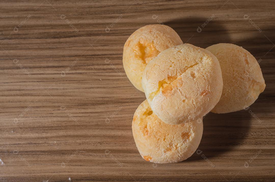 Pãezinhos de queijo em uma mesa de madeira tradicional pão de queijo brasileiro muito famoso no estado de Minas Gerais.