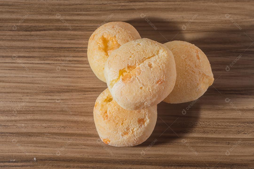 Pãezinhos de queijo em uma mesa de madeira tradicional pão de queijo brasileiro muito famoso no estado de Minas Gerais.