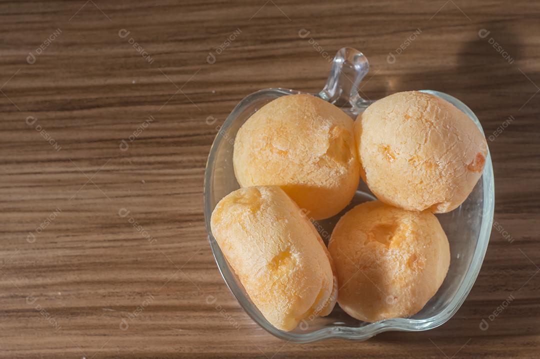 Pãezinhos de queijo em uma mesa de madeira tradicional pão de queijo brasileiro muito famoso no estado de Minas Gerais.