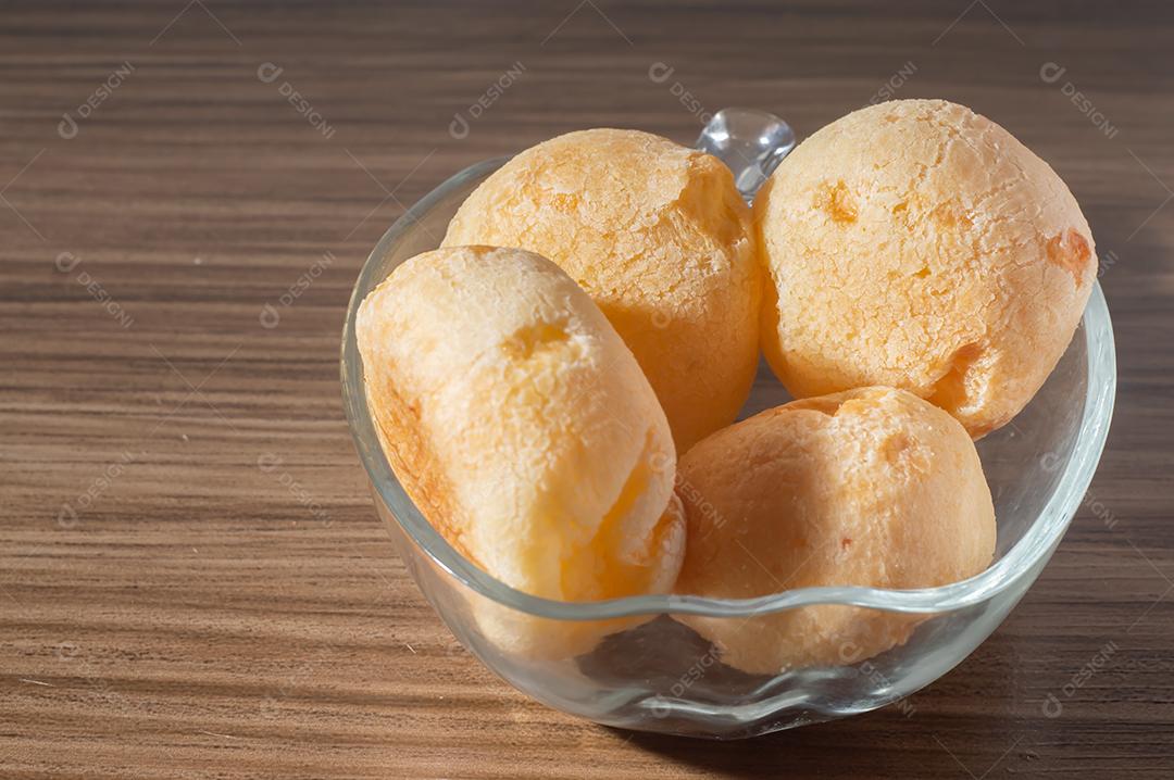 Pãezinhos de queijo em uma mesa de madeira tradicional pão de queijo brasileiro muito famoso no estado de Minas Gerais.