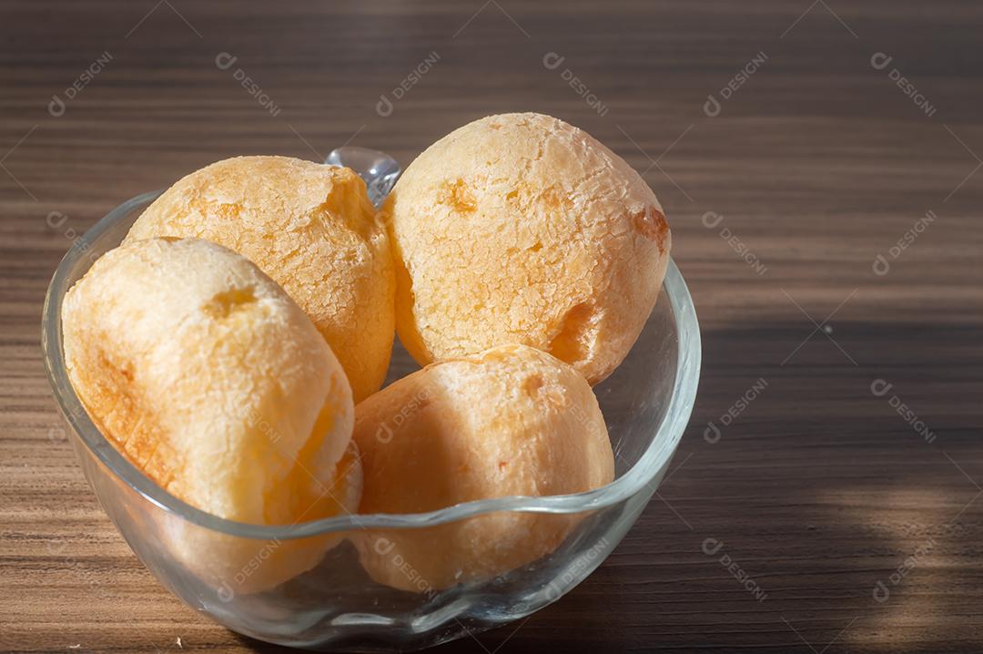 Pãezinhos de queijo em uma mesa de madeira tradicional pão de queijo brasileiro muito famoso no estado de Minas Gerais.