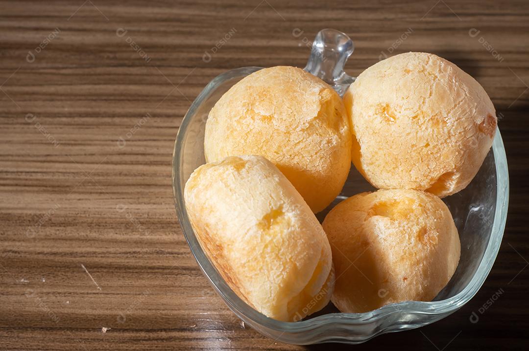 Pãezinhos de queijo em uma mesa de madeira tradicional pão de queijo brasileiro muito famoso no estado de Minas Gerais.