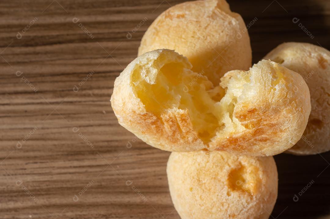 Pãezinhos de queijo em uma mesa de madeira tradicional pão de queijo brasileiro muito famoso no estado de Minas Gerais.