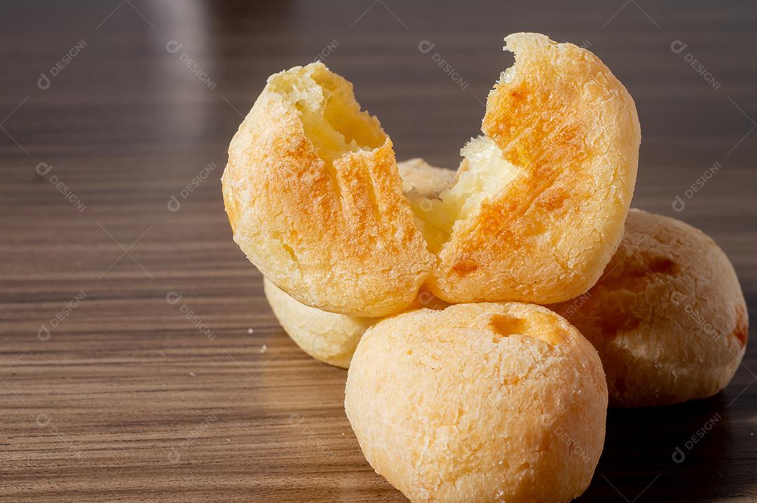 Pãezinhos de queijo em uma mesa de madeira tradicional pão de queijo brasileiro muito famoso no estado de Minas Gerais.