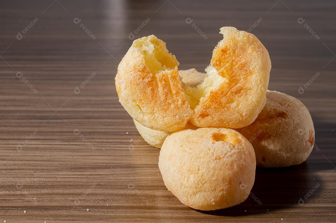 Pãezinhos de queijo em uma mesa de madeira tradicional pão de queijo brasileiro muito famoso no estado de Minas Gerais.