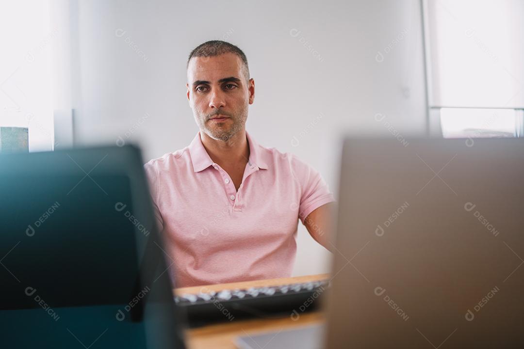 Empreendedor de homem de negócios focado com laptop. Profissional masculino usando computador