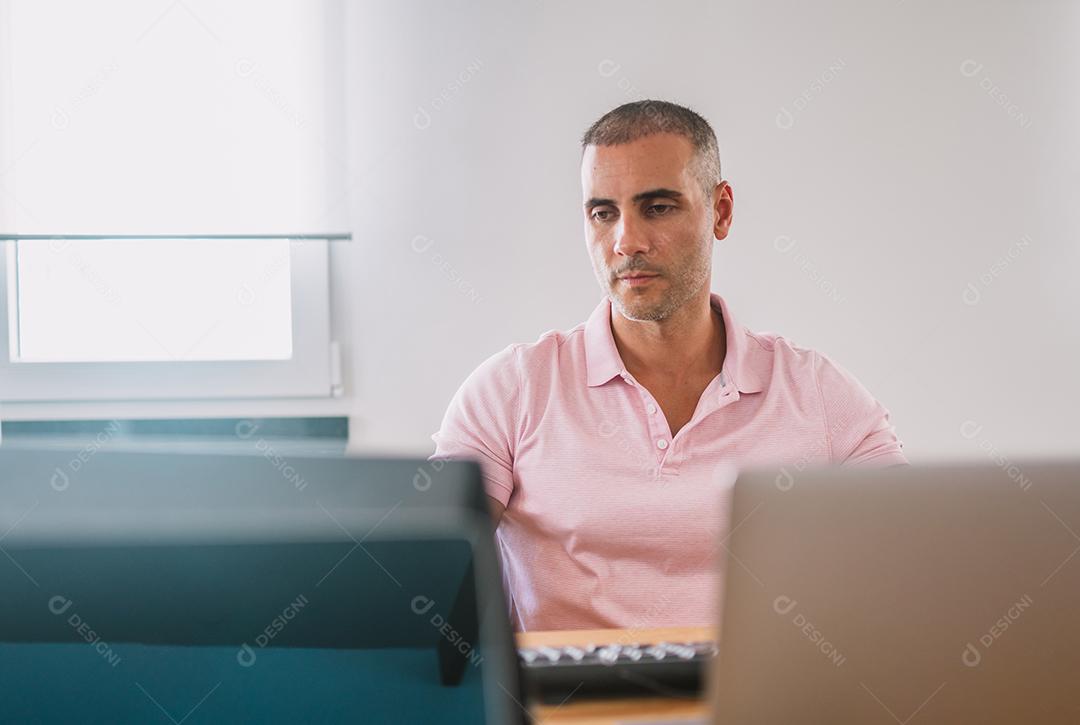 Empreendedor de homem de negócios focado com laptop. Profissional masculino usando computador