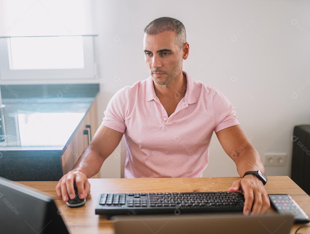 Empreendedor de homem de negócios focado com laptop. Profissional masculino usando computador