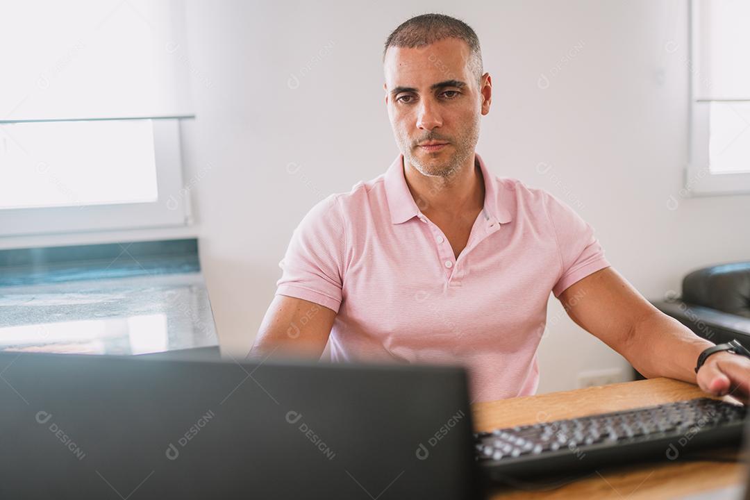 Empreendedor de homem de negócios focado com laptop. Profissional masculino usando computador