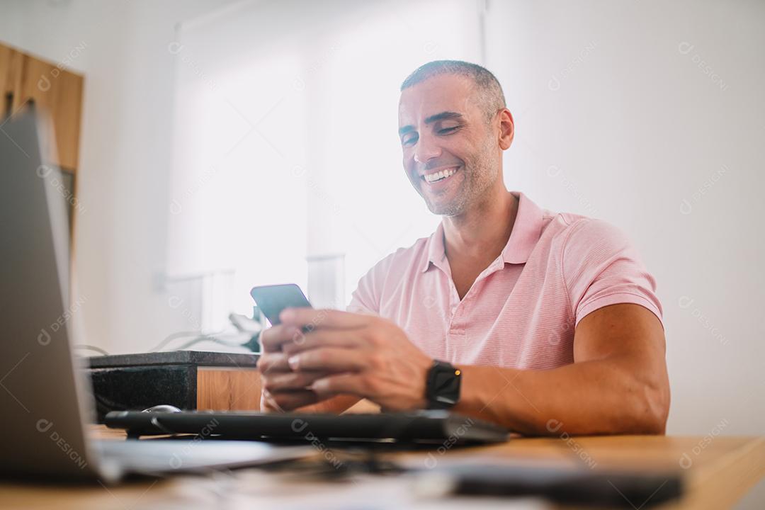 Empreendedor de homem de negócios focado com laptop. Profissional masculino usando computador