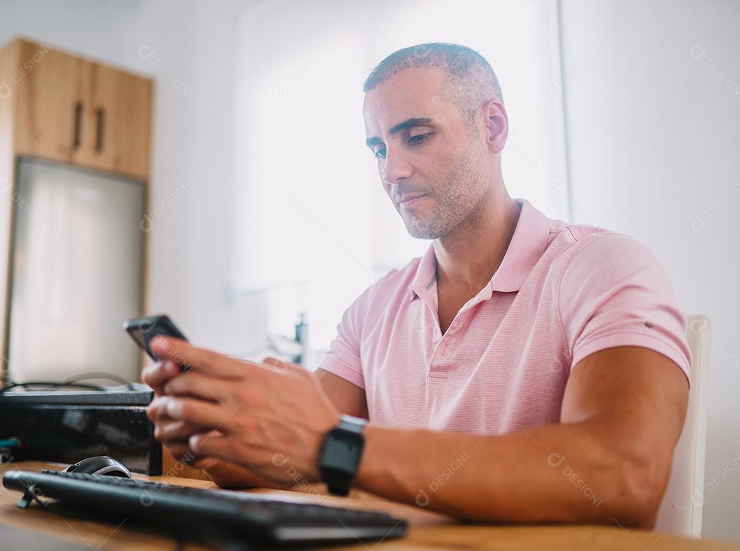 Empreendedor de homem de negócios focado com laptop. Profissional masculino usando computador