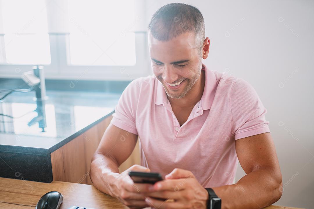 Empreendedor de homem de negócios focado com laptop. Profissional masculino usando computador