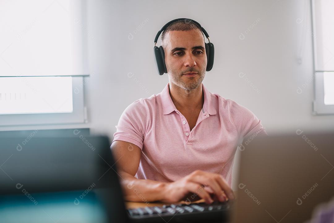 Empreendedor de homem de negócios focado com laptop. Profissional masculino usando computador