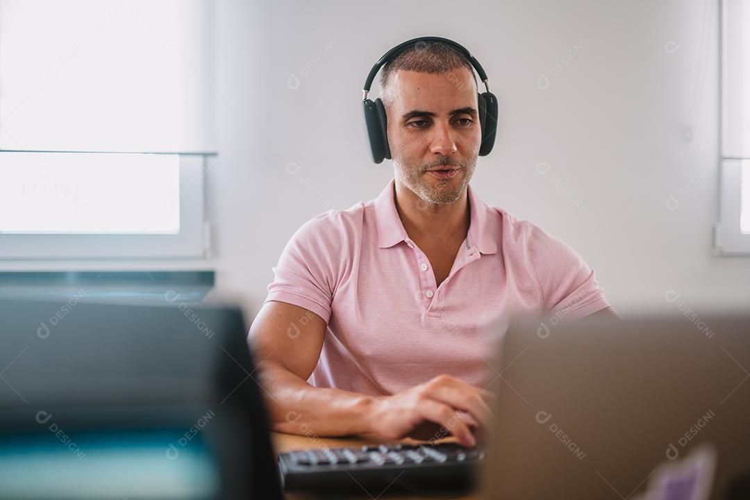 Empreendedor de homem de negócios focado com laptop. Profissional masculino usando computador