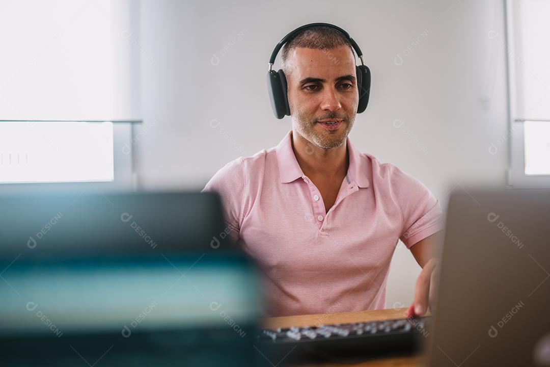 Empreendedor de homem de negócios focado com laptop. Profissional masculino usando computador