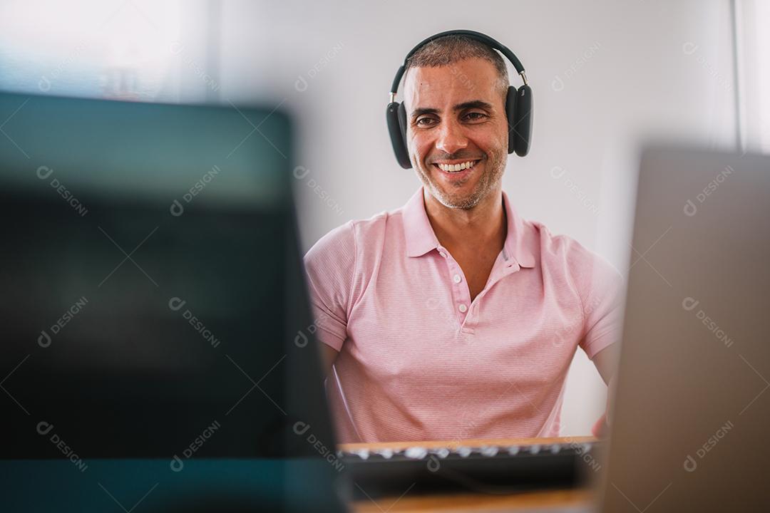 Empreendedor de homem de negócios focado com laptop. Profissional masculino usando computador