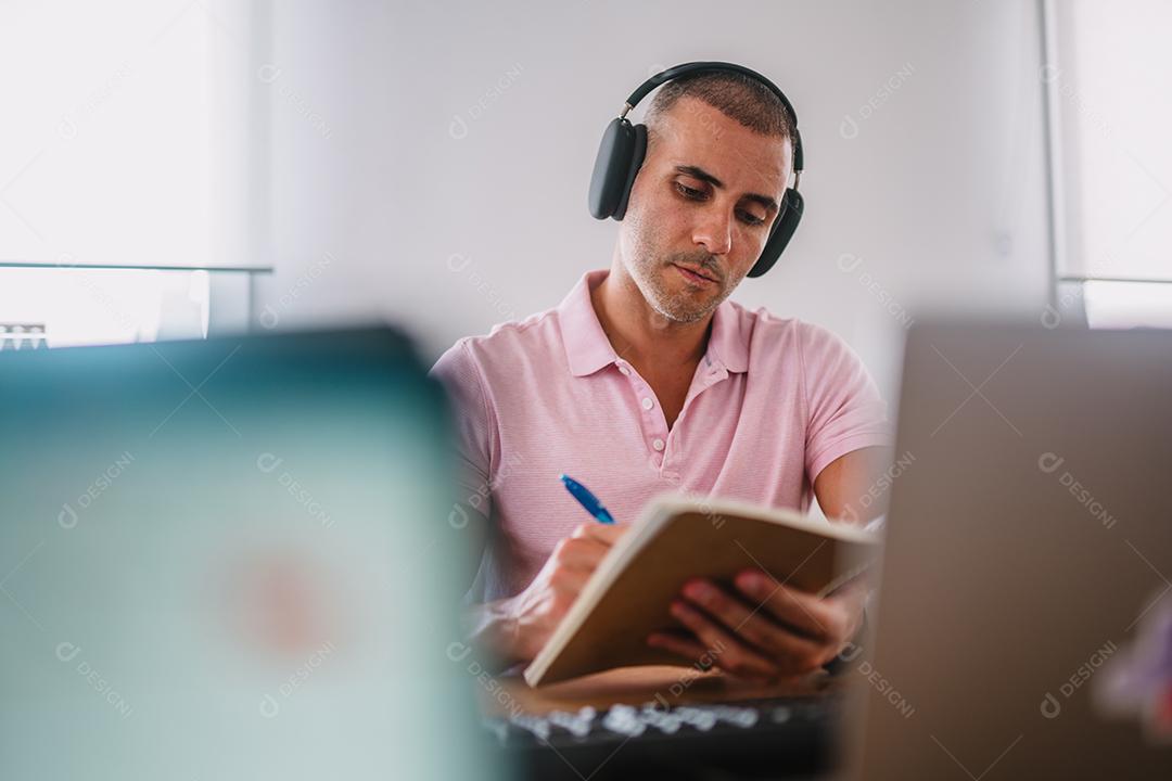 Empreendedor de homem de negócios focado com laptop. Profissional masculino usando computador