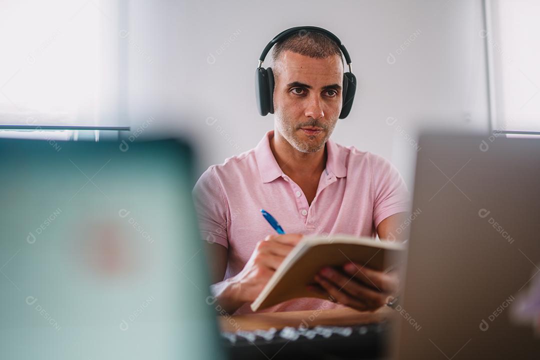 Empreendedor de homem de negócios focado com laptop. Profissional masculino usando computador