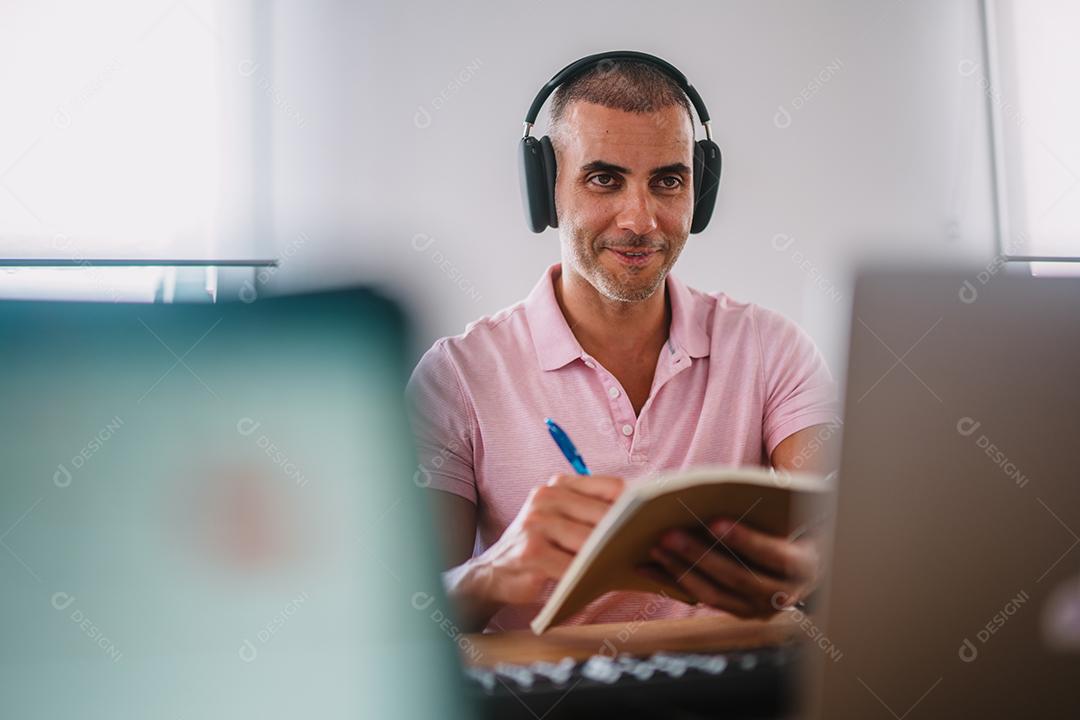 Empreendedor de homem de negócios focado com laptop. Profissional masculino usando computador