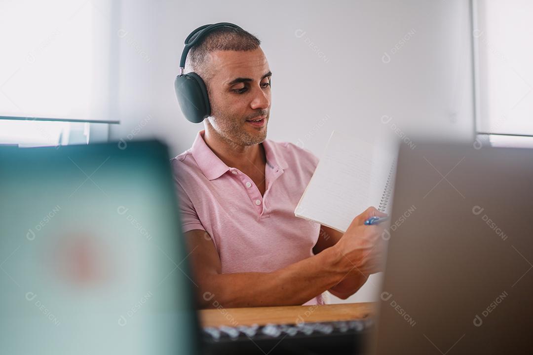 Empreendedor de homem de negócios focado com laptop. Profissional masculino usando computador