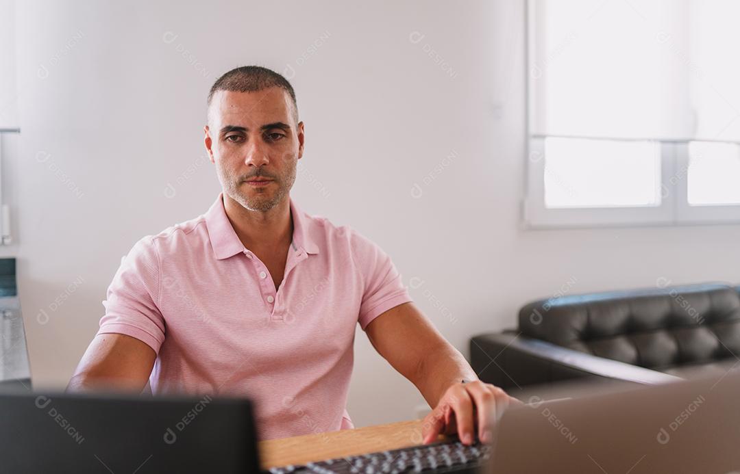 Empreendedor de homem de negócios focado com laptop. Profissional masculino usando computador