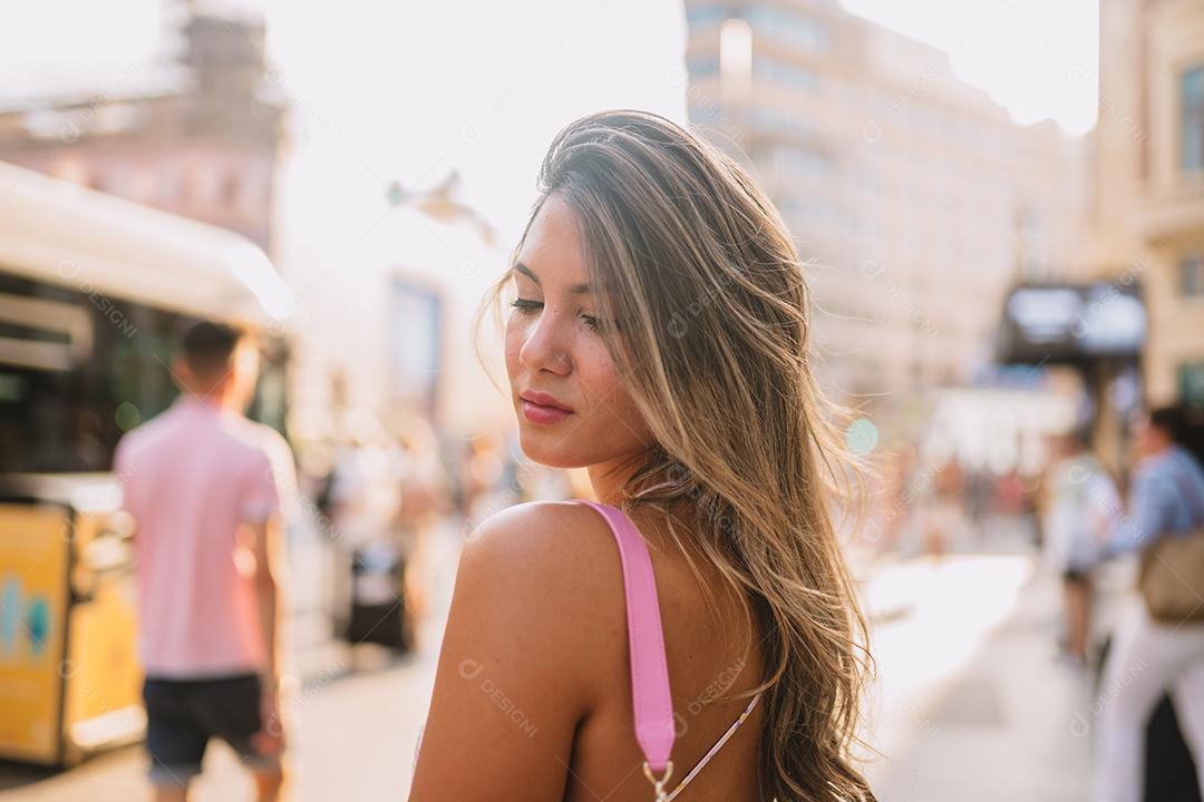 Turista feminina positiva na rua da cidade de Madrid, Espanha e atirando na câmera, andando em lugares históricos sozinha