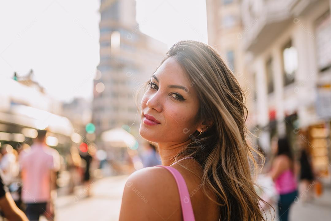 Turista feminina positiva na rua da cidade de Madrid, Espanha e atirando na câmera, andando em lugares históricos sozinha