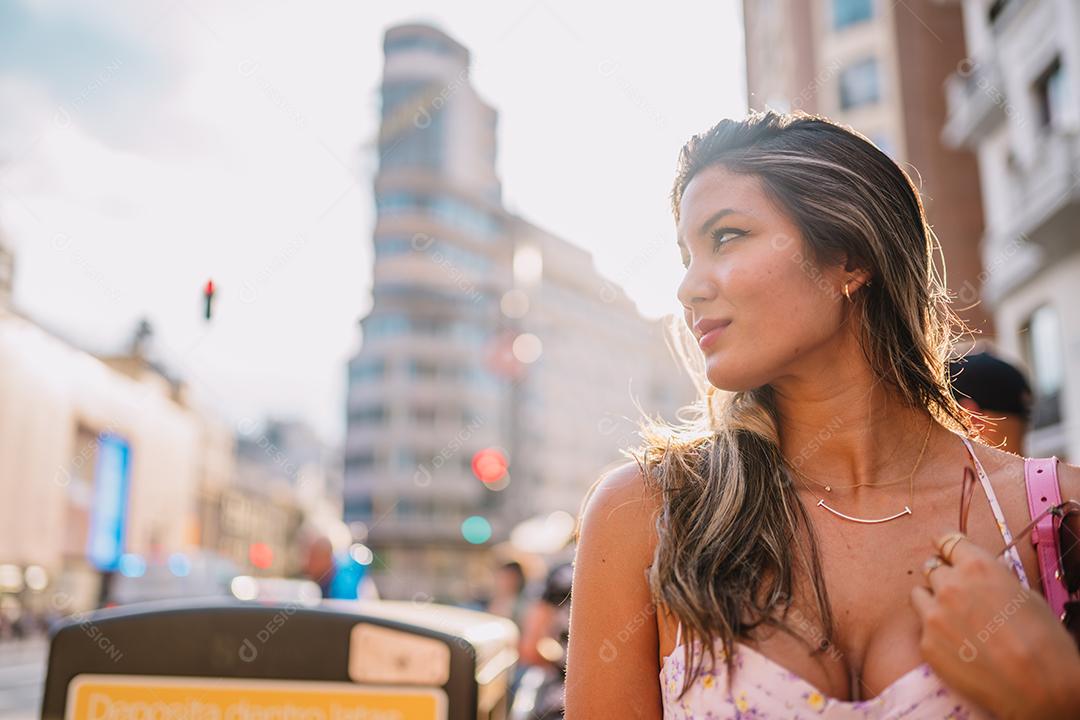 Turista feminina positiva na rua da cidade de Madrid, Espanha e atirando na câmera, andando em lugares históricos sozinha