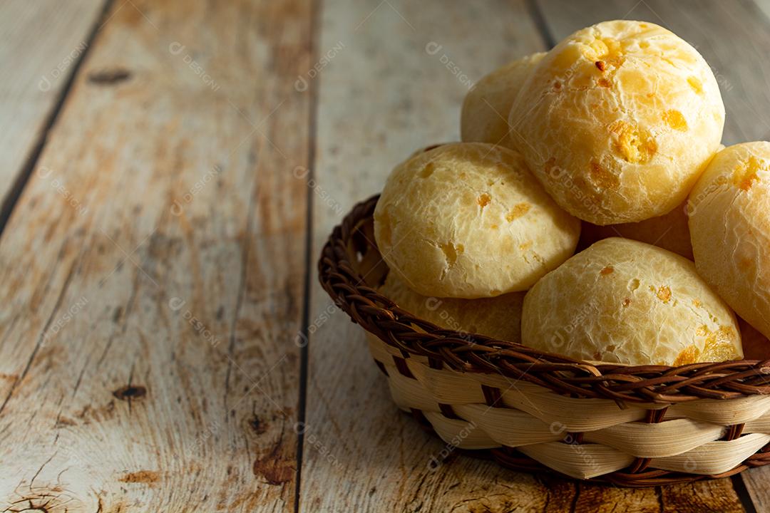 pão de queijo na cestinha de madeira