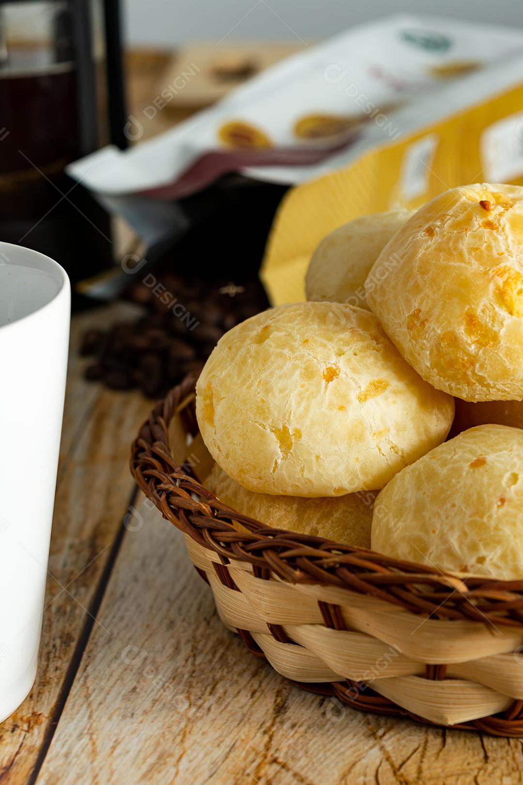 pao de queijo e café sobre uma mesa de madeira
