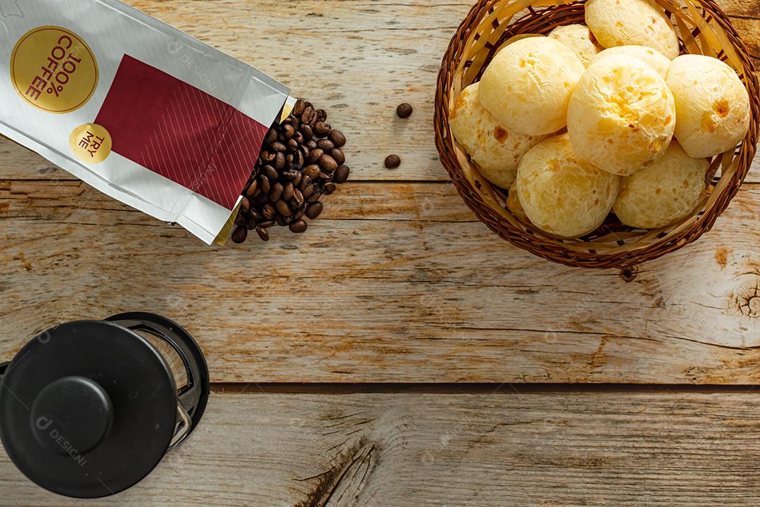 pao de queijo e café sobre uma mesa de madeira