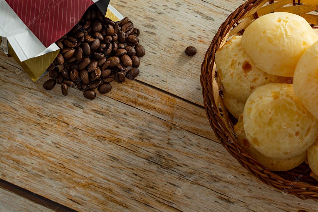 pao de queijo e café sobre uma mesa de madeira