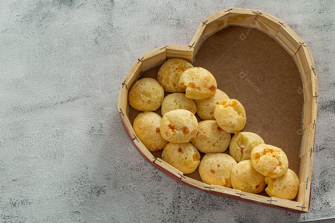 top view pao de queijo em forma de coração