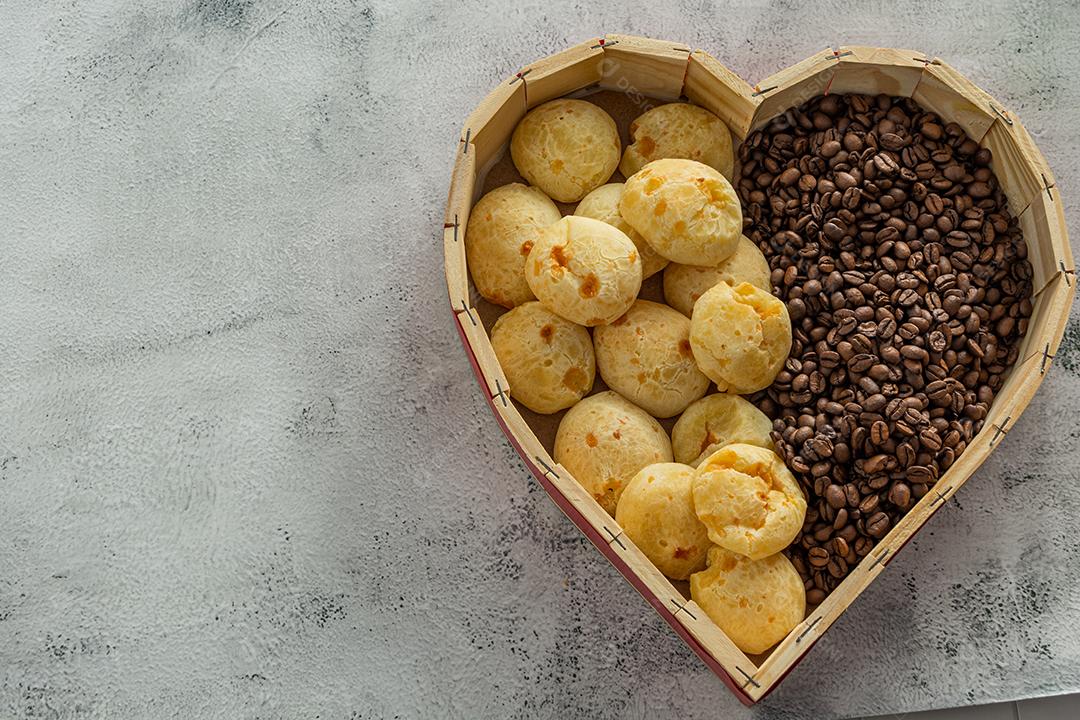 top view pao de queijo em forma de coração