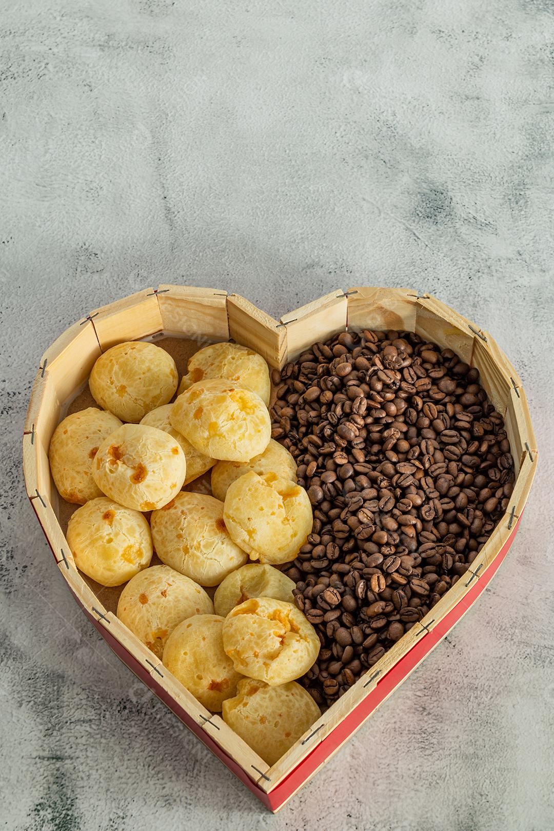 top view pao de queijo em forma de coração