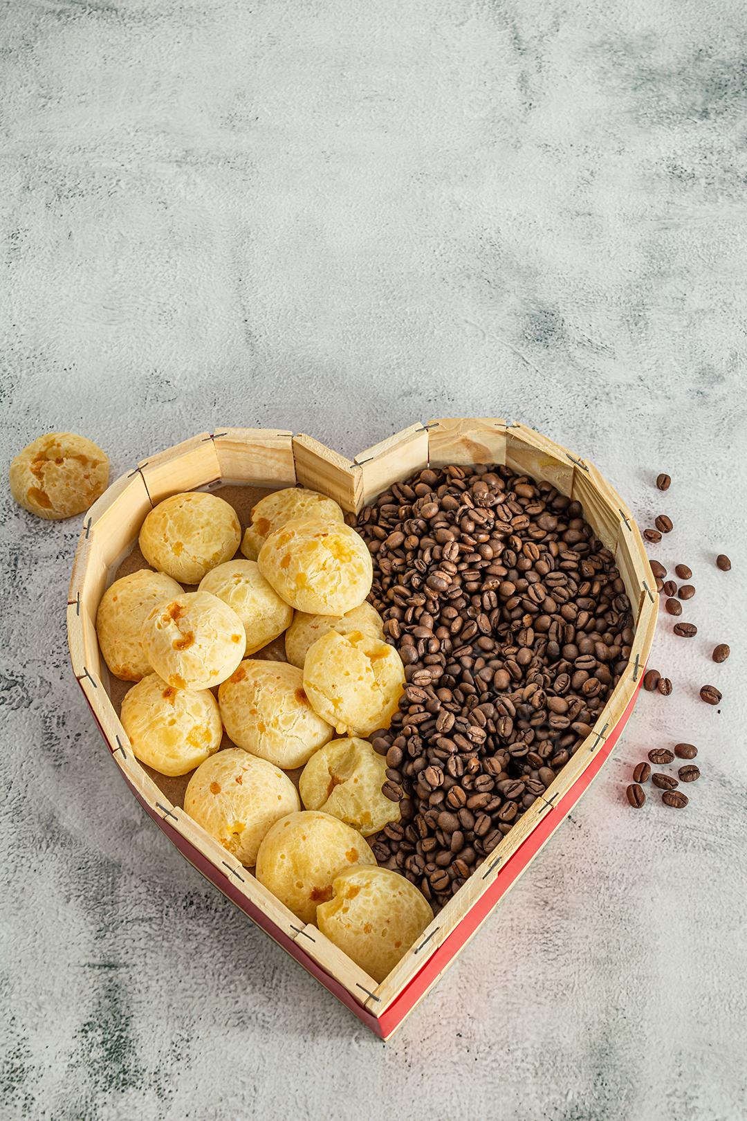 top view pao de queijo em forma de coração