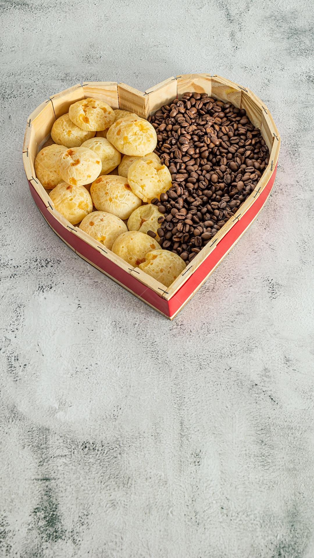 top view pao de queijo em forma de coração