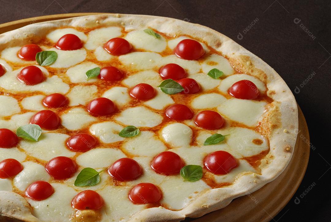 Pizza. Pizza margherita com tomate cereja e manjericão.