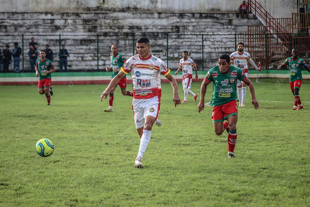 Homem jogador de futebol chutando bola