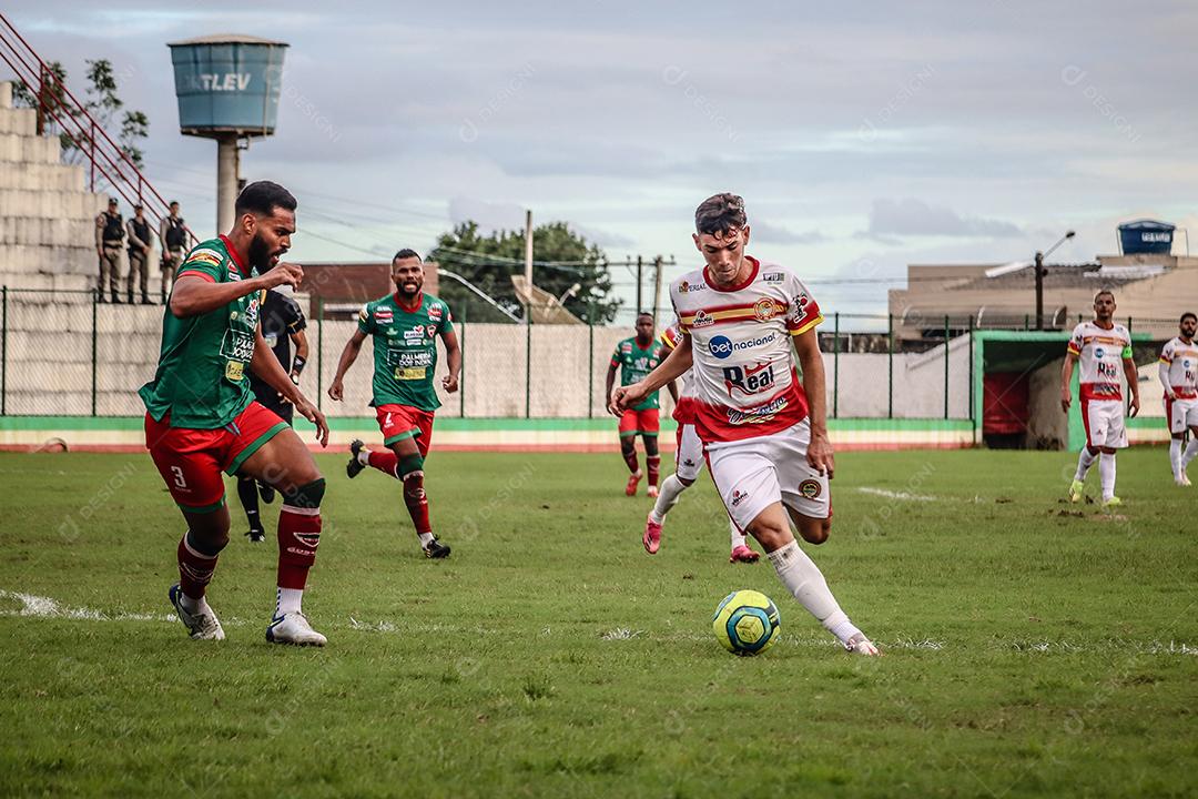 Homem jogador de futebol chutando bola