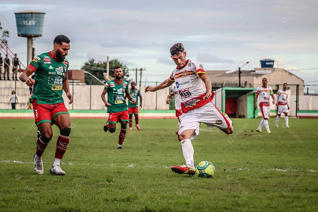 Homem jogador de futebol chutando bola