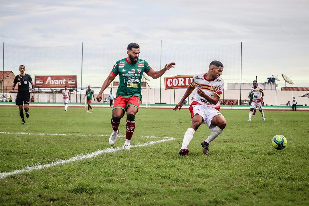 Homem jogador de futebol chutando bola